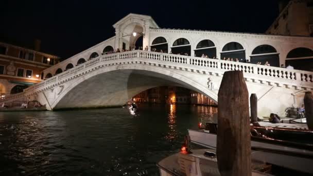 Venice Italië Circa Mei 2017 Uitzicht Rialtobrug Venetië Nachts — Stockvideo