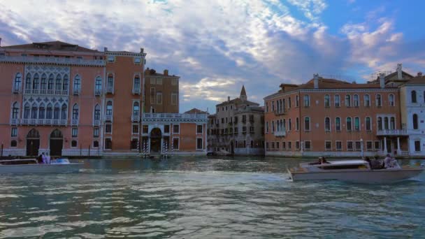 Венеция Италия Circa 2017 Старые Дома Гранд Канале Венице Вечером — стоковое видео