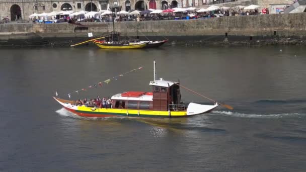 Porto Portugal Circa Feb 2019 Båt Vid Dourofloden Ribeiraområdet Porto — Stockvideo