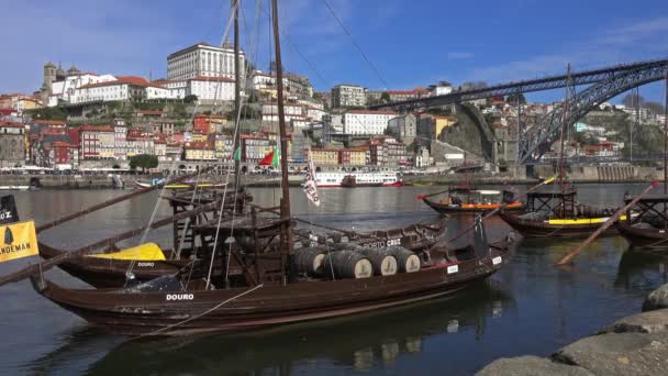 Porto Portugal Circa Feb 2019 Barco Tradicional Con Barriles Río — Vídeo de stock