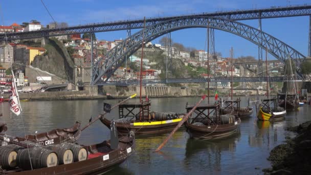 Porto Portugal Circa Feb 2019 Традиційні Човни Діжками Річці Дуро — стокове відео