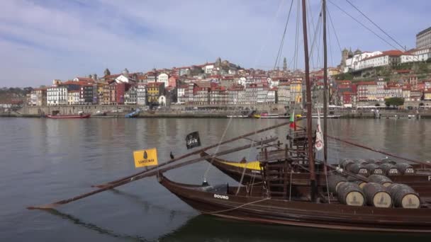 Porto ポルトガル Circa 2019年2月 ポルトのドゥロ川とドム ルイス橋のバレルを持つ伝統的なボート パノラマ4K — ストック動画