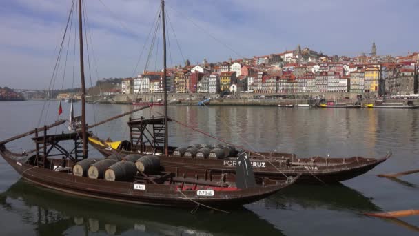 Porto ポルトガル Circa 2019年2月 ポルト 4Kのドゥオーロ川のバレルを持つ伝統的なボート — ストック動画