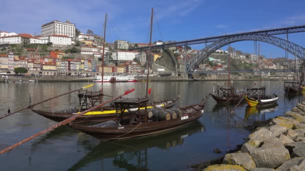 Porto ポルトガル Circa 2019年2月 ポルト 4Kのドゥーロ川とドム ルイス橋のバレルと伝統的なボート — ストック動画