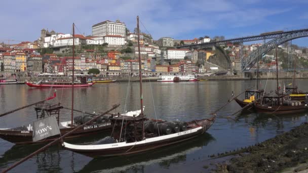 Porto Portugal Circa Feb 2019 Barcos Tradicionais Com Barris Rio — Vídeo de Stock