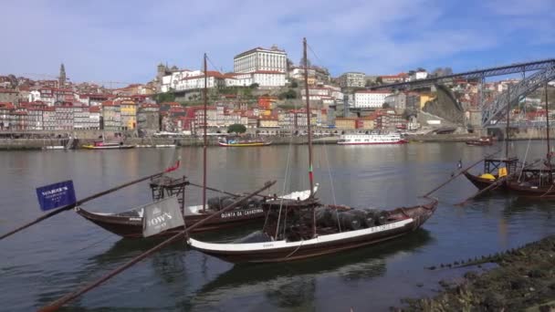 Porto ポルトガル Circa 2019年2月 ポルトのドゥロ川とドム ルイス橋のバレルを持つ伝統的なボート パノラマ4K — ストック動画