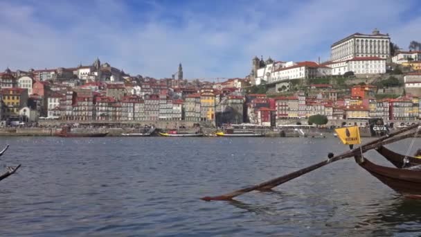 Porto Portugalia Circa Feb 2019 Tradycyjne Łodzie Beczkami Rzece Douro — Wideo stockowe