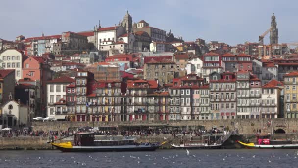 Porto Portugal Circa Feb 2019 Barcos Río Duero Zona Ribeira — Vídeo de stock