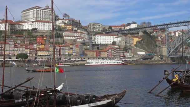 Порто Португалия Circa Feb 2019 Традиционные Лодки Стволами Реке Доуро — стоковое видео