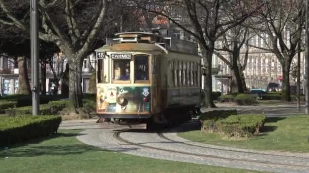 Porto ポルトガル Circa 2019年2月 ポルトの旧市街中心部にあるヴィンテージトラム — ストック動画