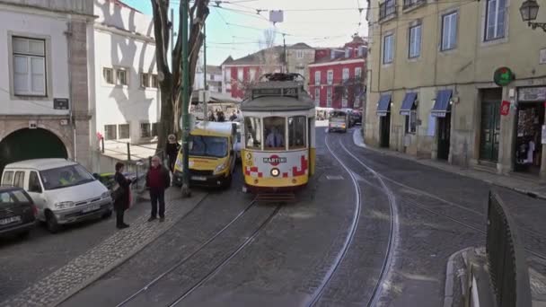 Lisbon Portugal Circa Feb 2019 28号线里斯本电车被认为是里斯本的主要景点之一 穿过格拉卡 阿尔法玛 拜萨和埃斯特雷拉等旅游区 — 图库视频影像