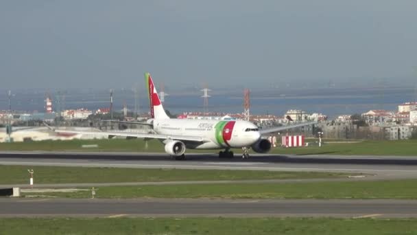 Lisbon Portugal Circa Feb 2019 来自葡萄牙航空公司的空中客车A330 Tog将在里斯本机场起飞 — 图库视频影像