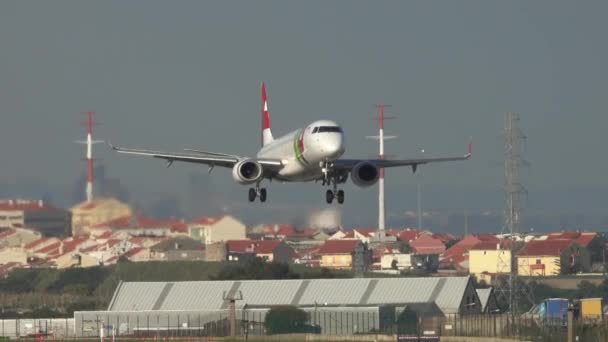 リスボン ポルトガル Circa 2019年2月 飛行機エンブラエルErj 190Lr Tpr Tapポルトガル航空はリスボン空港に着陸しています — ストック動画