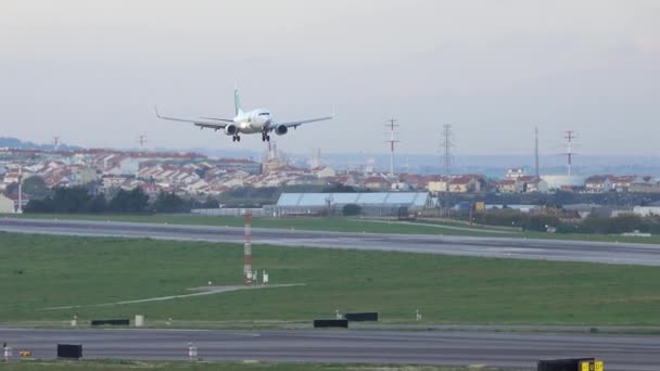 Lisbon Portugal Circa Feb 2019 来自Transavia航空公司的波音737 Xry飞机即将降落在里斯本机场 — 图库视频影像