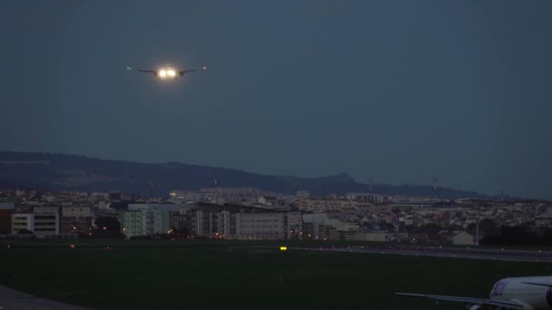 Lisbon Πορτογαλια Circa Φεβρουαριοσ 2019 Αεροπλάνα Στο Αεροδρόμιο Της Λισαβόνας — Αρχείο Βίντεο