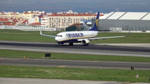 Lisbon Portugal Circa Feb 2019 Airplane Boeing 737 Esz Ryanair — Vídeos de Stock