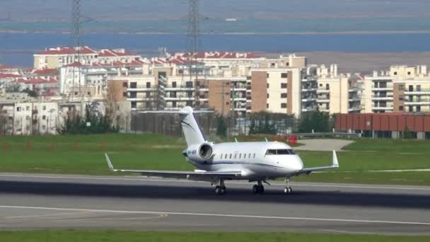 Lisbon Portugal Circa Feb 2019 Самолет Bombardier 144C Challenger Mir — стоковое видео