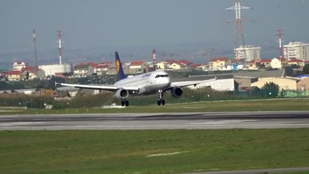 Lisbon Portugalia Circa Feb 2019 Samolot Airbus A320 Aiqp Lufthansy — Wideo stockowe