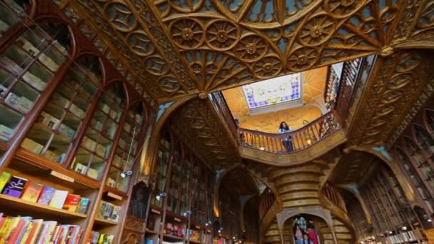 Porto Portal Circa 2019年2月 ポルトの歴史的中心部にある有名な書店Libraria Lelloを訪れる観光客の群衆 — ストック動画