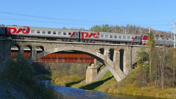 Russia Ufa Październik 2018 Pociąg Kamiennym Moście Przez Rzekę — Wideo stockowe