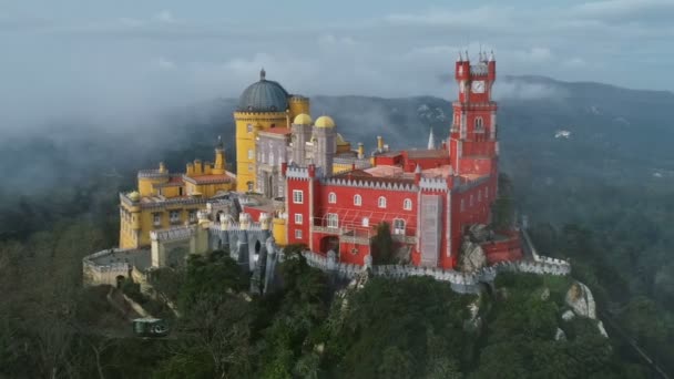 ポルトガルのシントラにあるペナ宮殿 Palacio Pena の周りの空中 — ストック動画