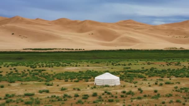 Aereo Intorno Vista Sulla Iurta Solitaria Vicino Alle Dune Sabbia — Video Stock