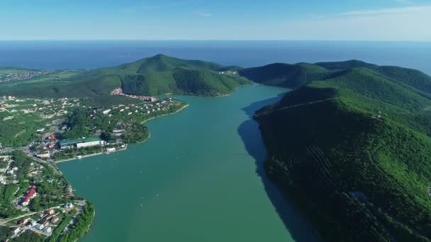 Vista Aérea Del Lago Montaña Abrau Las Montañas Del Cáucaso — Vídeos de Stock