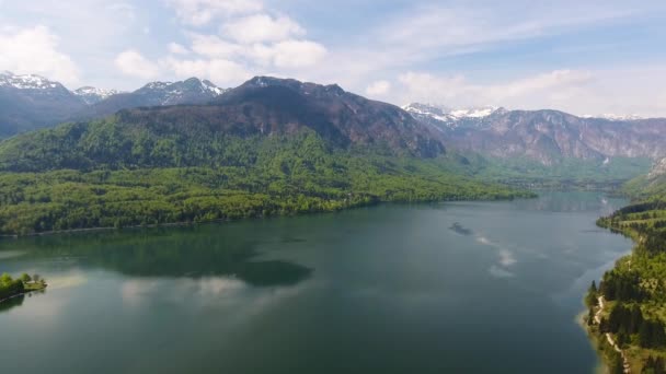 Vista Aérea Sobre Bohinjsko Jezero Entre Montanhas Eslovénia Primavera — Vídeo de Stock