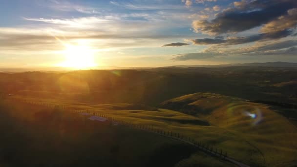 Toskánská Letecká Krajina Silnicemi Cypřiši Zemědělské Krajiny Při Západu Slunce — Stock video