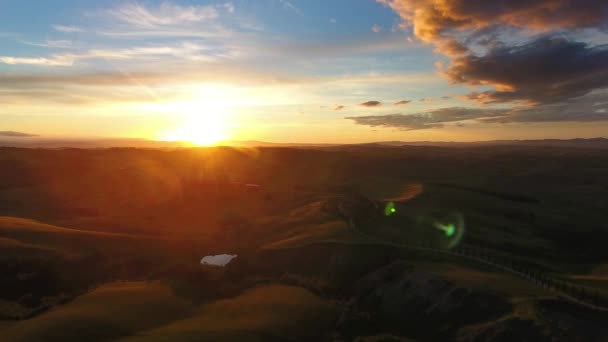 Paisaje Aéreo Toscano Con Carretera Cipreses Campo Montaña Atardecer Italia — Vídeos de Stock