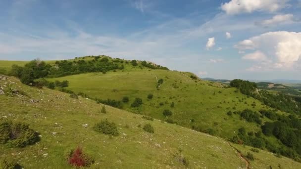 Πετώντας Πάνω Από Καλοκαιρινούς Λόφους Στη Σερβία — Αρχείο Βίντεο