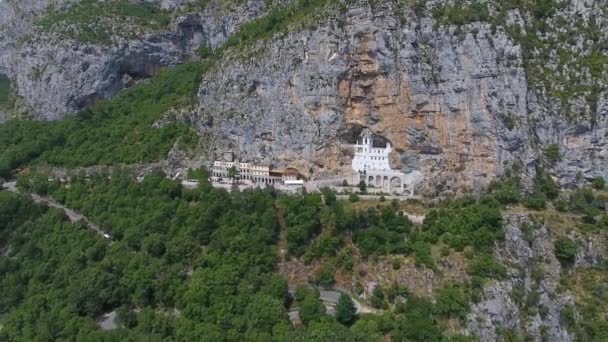 Flygfoto Över Ostrog Kloster Kyrka Höga Bergväggar Montenegro — Stockvideo