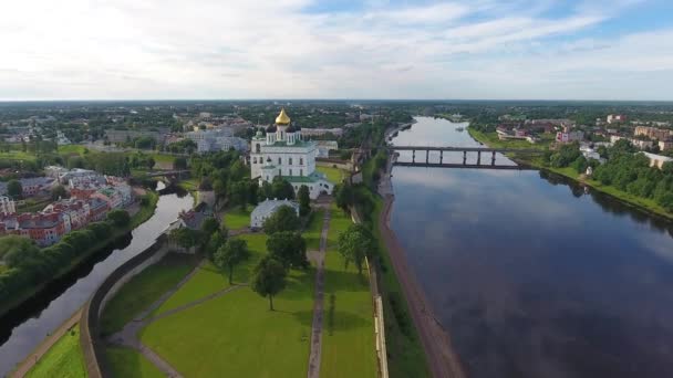Luftaufnahme Des Pskov Kreml Und Der Dreifaltigkeitskathedrale Russland — Stockvideo