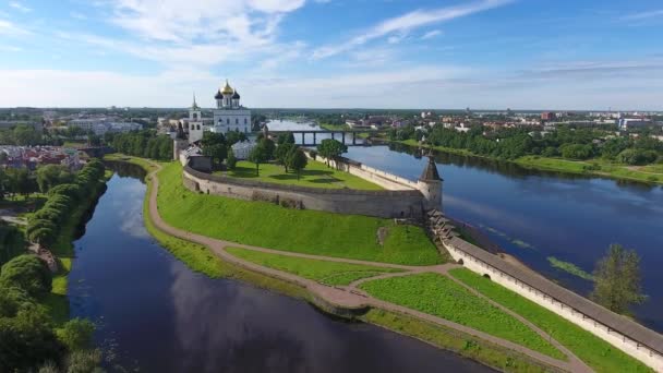 ロシアのプスコフ クレムリンとトリニティ大聖堂教会 4Kの空中ビュー — ストック動画