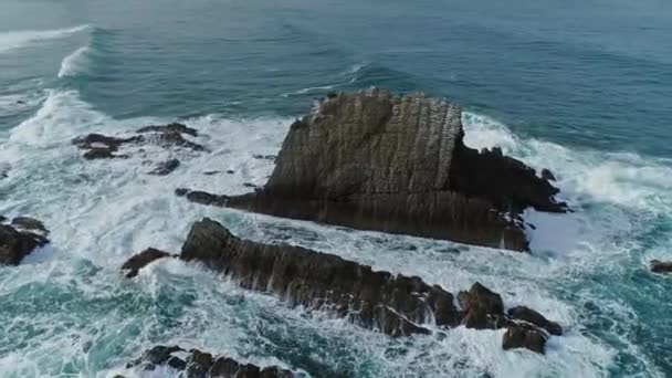 Aerial Körül Kilátás Tengeri Hullámok Vulkanikus Sziklák Tengerparton Portugália — Stock videók