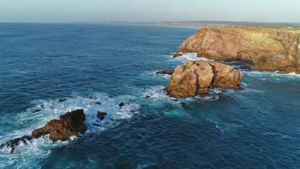 Légi Kilátás Atlanti Óceán Partján Szikla Sziklák Hullámok Naplementekor Portugáliában — Stock videók