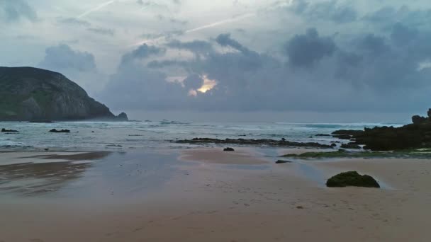 在葡萄牙 4K大西洋海岸美丽的沙滩和岩石上飞行 天空多云 — 图库视频影像