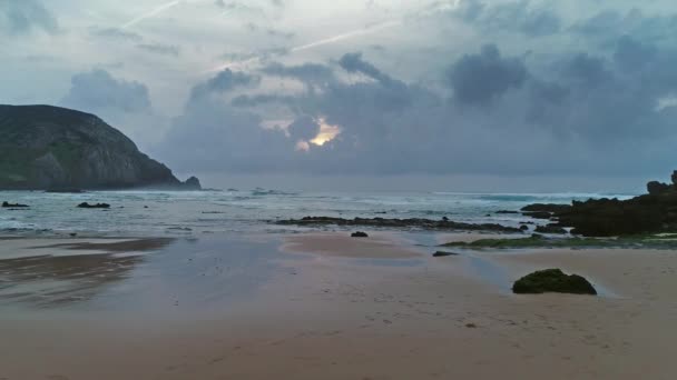 Vliegen Prachtig Zandstrand Rotsen Met Bewolkte Hemel Aan Atlantische Kust — Stockvideo