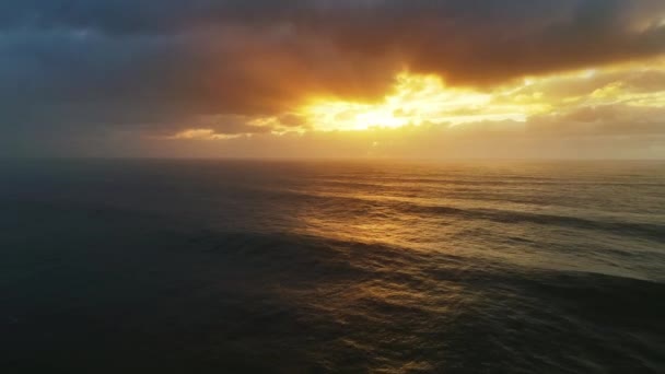 Flygfoto Över Stora Vågor Atlanten Och Dramatisk Solnedgång Himmel — Stockvideo