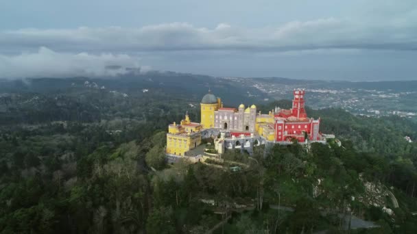 シントラ ポルトガル 4Kのペナ宮殿 Palacio Pena の眺めの周りの空中 — ストック動画
