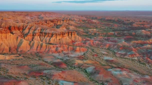 質感のカラフルな縞模様の峡谷の空中ビューツァガーンSuvarga 日の出の白い仏塔 ウルジット スーム ドンゴヴィ県 モンゴル — ストック動画