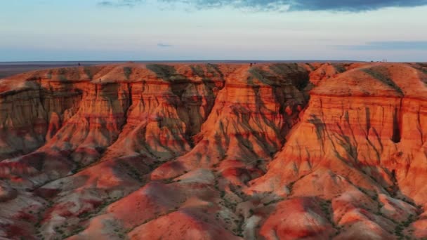 Panorama Aéreo Dos Cânions Listrados Coloridos Texturais Tsagaan Suvarga Estupa — Vídeo de Stock