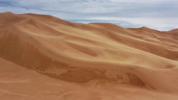 Вид Повітря Піщані Дюни Під Похмурим Хмарним Небом Пустелі Гобі — стокове відео