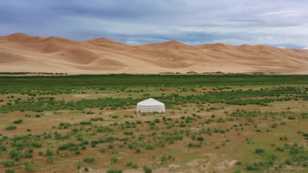 Aereo Intorno Vista Sulla Iurta Solitaria Vicino Alle Dune Sabbia — Video Stock