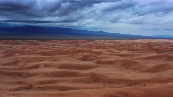 Letecký Pohled Písečné Duny Bouřkovými Mraky Při Západu Slunce Poušti — Stock video