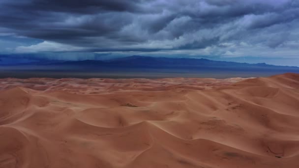 蒙古戈壁沙漠 黄昏时分 有风暴云的沙丘的空中景观 — 图库视频影像