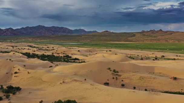 モンゴルの日没時の砂丘エルセン タサライ バヤン の空中写真 — ストック動画