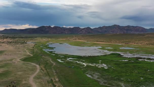 Воздушный Обзор Песчаных Дюн Elsen Tasarhai Bayan Gobi Озера Закате — стоковое видео