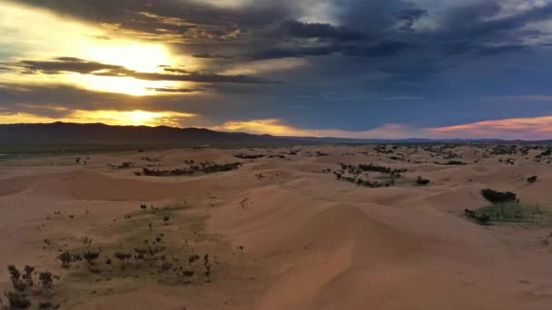 蒙古落日时Elsen Tasarhai Bayan Gobi 沙丘的空中景观 — 图库视频影像