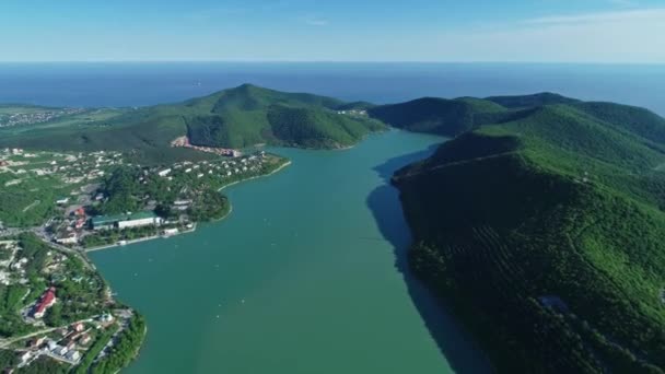 コーカサス山脈と黒海 ロシア 4Kの山の湖アブラウの空中ビュー — ストック動画